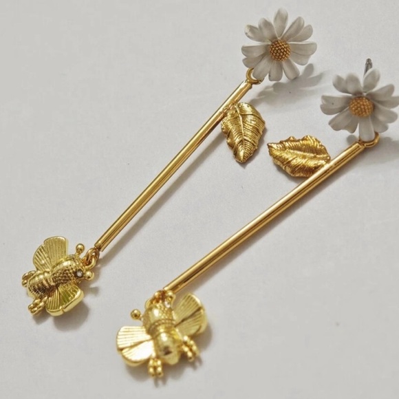 Kate Spade Gold and White Floral Daisy bumblebee Earrings - Picture 2 of 3